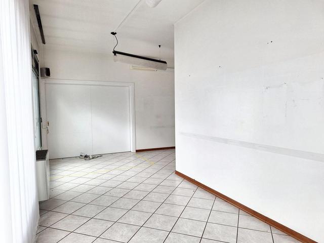 #23907 Ufficio al piano terra con cantina in complesso condominiale in vendita - foto 14