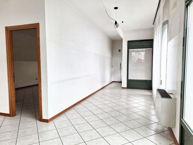 #23907 Ufficio al piano terra con cantina in complesso condominiale in vendita - foto 13