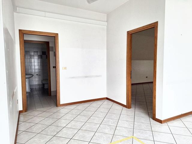 #23907 Ufficio al piano terra con cantina in complesso condominiale in vendita - foto 10