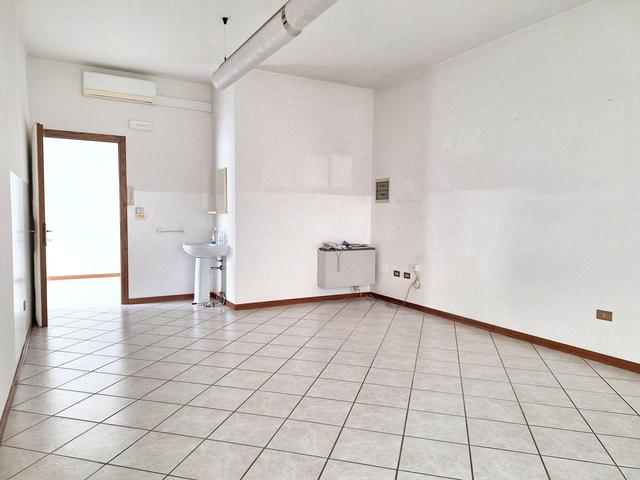 #23907 Ufficio al piano terra con cantina in complesso condominiale in vendita - foto 3