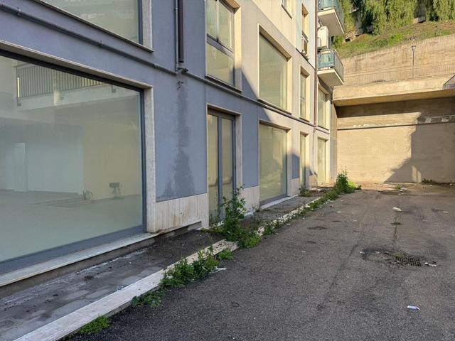 Negozi in vendita