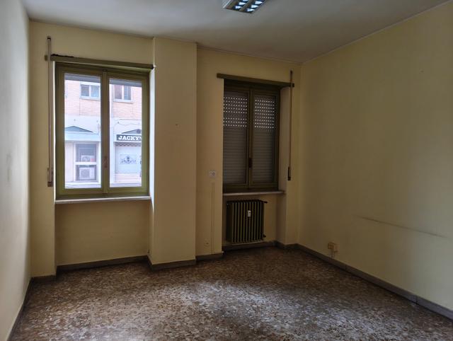 #2638543 Uffici al primo piano con pertinenze in vendita - foto 2
