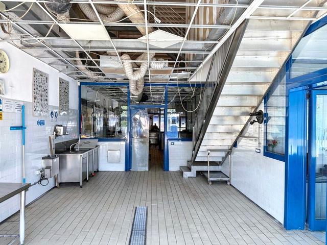 #2536547 Laboratorio adibito a pescheria con attrezzature in vendita - foto 3