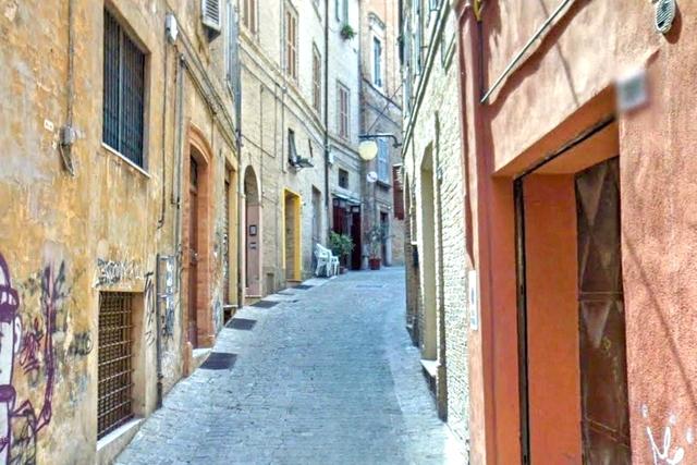 #2515116 Bottega a vetrina piano terra in centro storico in vendita - foto 4