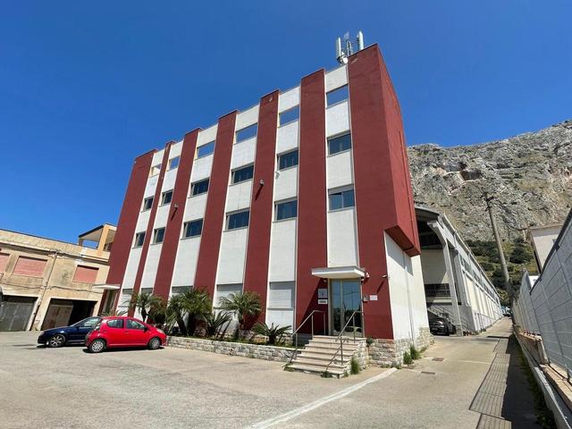 #25143 Capannoni e palazzina uffici in buona parte locati in vendita - foto 3