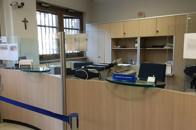 #19652 Locale libero nel centro del paese ex istituto di credito in vendita - foto 3