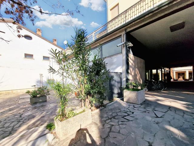 #23005 Fabbricato con unità direzionali, commerciali e residenziali in vendita - foto 23