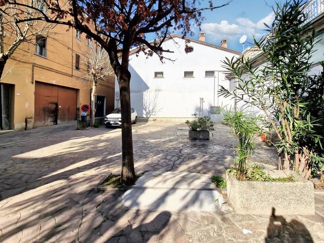 #23005 Fabbricato con unità direzionali, commerciali e residenziali in vendita - foto 26