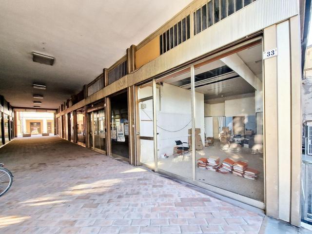 #23005 Fabbricato con unità direzionali, commerciali e residenziali in vendita - foto 27