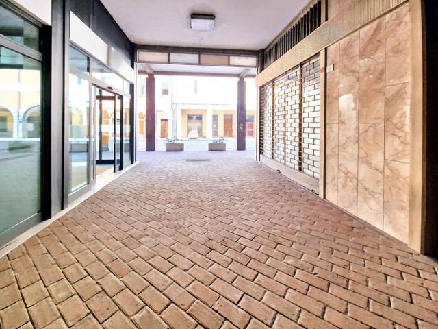 #23005 Fabbricato con unità direzionali, commerciali e residenziali in vendita - foto 29