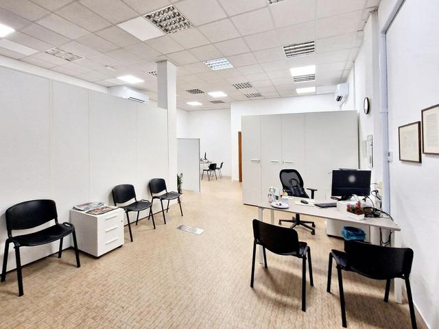 #23005 Fabbricato con unità direzionali, commerciali e residenziali in vendita - foto 35