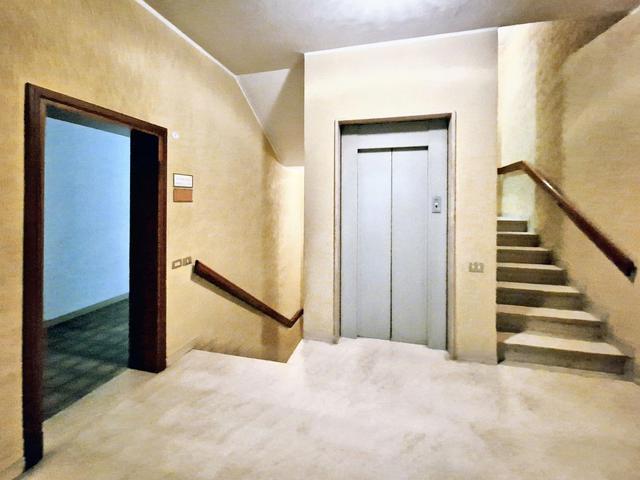 #23005 Fabbricato con unità direzionali, commerciali e residenziali in vendita - foto 31