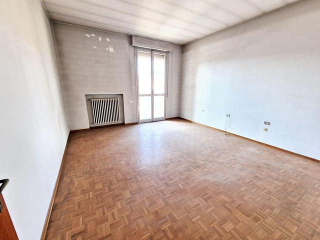 #23005 Fabbricato con unità direzionali, commerciali e residenziali in vendita - foto 4
