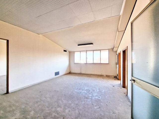 #23005 Fabbricato con unità direzionali, commerciali e residenziali in vendita - foto 7