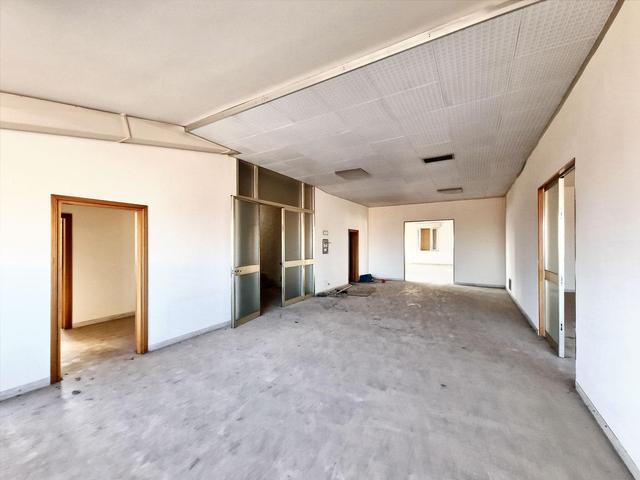 #23005 Fabbricato con unità direzionali, commerciali e residenziali in vendita - foto 8