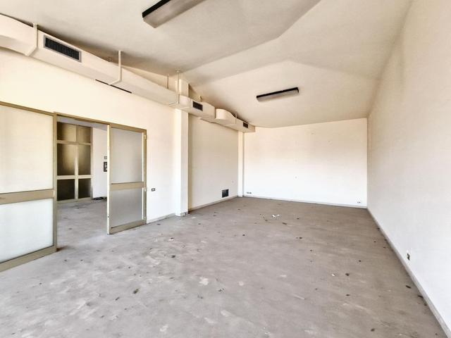#23005 Fabbricato con unità direzionali, commerciali e residenziali in vendita - foto 9