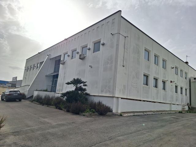 #2638611 Capannone industriale/commerciale fronte strada – altissima visibilità in vendita - foto 3