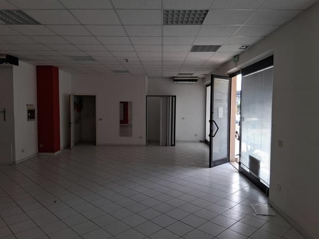 #2639175 Ampio negozio con magazzino in vendita - foto 1