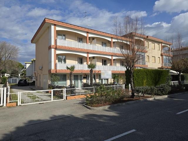 #25771 Hotel di tre piani vista mare in vendita - foto 1