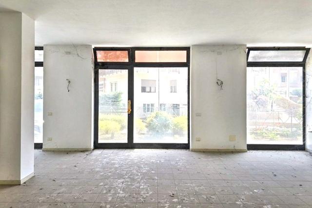 #2536110 Negozio (sub 10) in edificio polifunzionale in vendita - foto 1