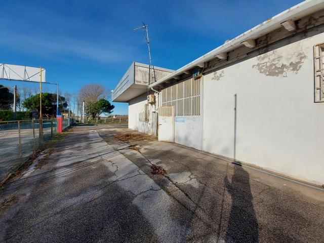 #14716 Porzione di capannone adibito ad autosalone ed officina in vendita - foto 16