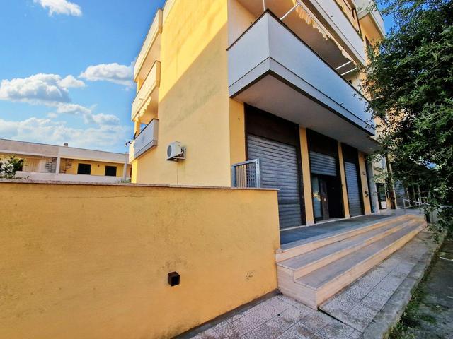 #22090 Negozio con corte pertinenziale in vendita - foto 10