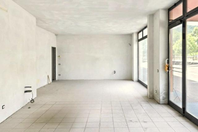 #2536114 Negozio (sub 205) in edificio polifunzionale in vendita - foto 3