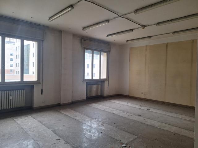#2638498 Ampio ufficio con magazzino in zona semicentrale in vendita - foto 4