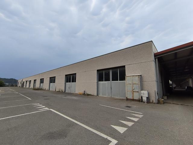 Magazzini in vendita