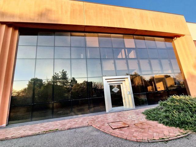 #23073 Capannone commerciale con uffici abitazione e ampia area pertinenziale in vendita - foto 15