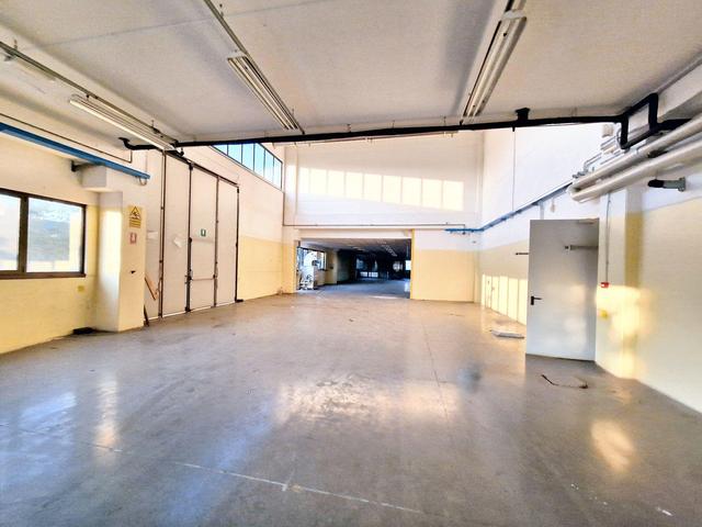 #23073 Capannone commerciale con uffici abitazione e ampia area pertinenziale in vendita - foto 12