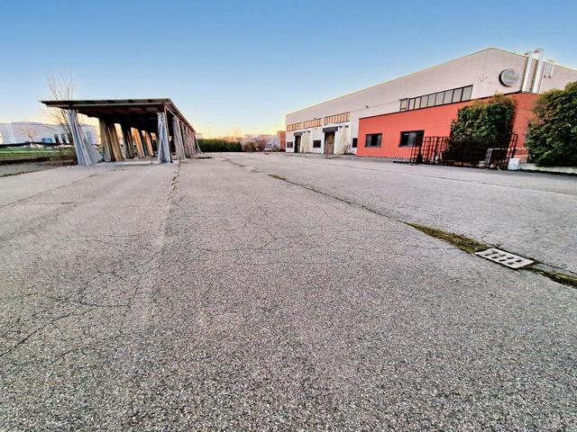 #23073 Capannone commerciale con uffici abitazione e ampia area pertinenziale in vendita - foto 7