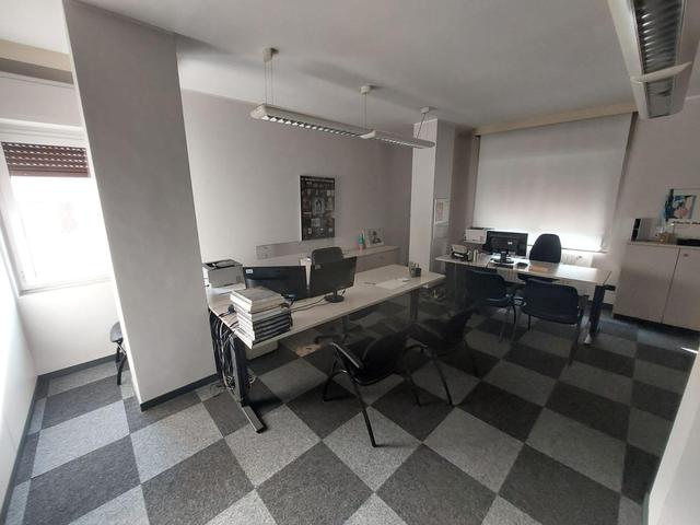 #25898 Ufficio in zona semicentrale con box auto e cantina in vendita - foto 2