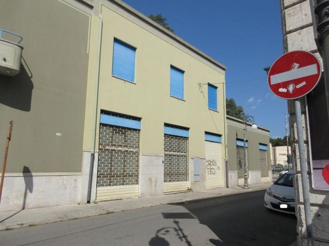 Magazzini in vendita