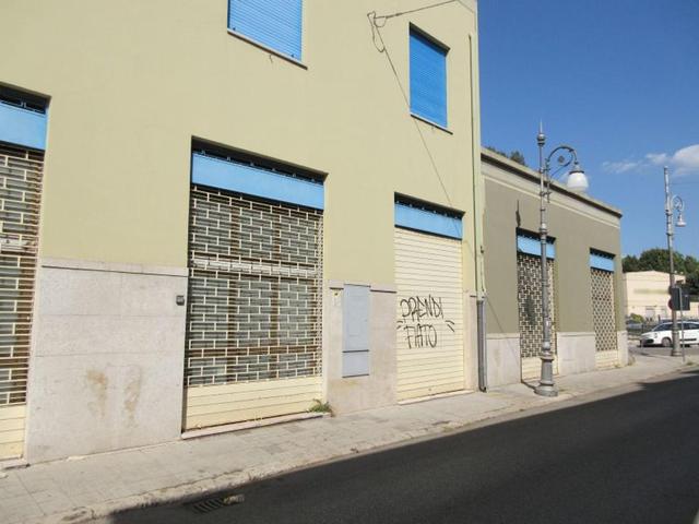 Magazzini in vendita