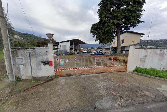 #2518000 Compendio immobiliare con capannone industriale, appartamento, ufficio e depositi in vendita - foto 1
