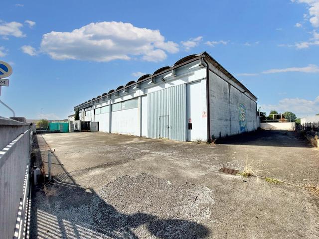 #23858 Capannone commerciale con uffici e area pertinenziale in vendita - foto 2