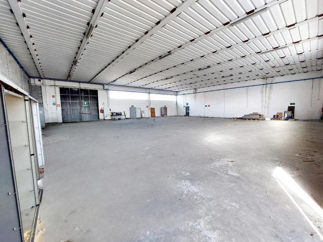 #23858 Capannone commerciale con uffici e area pertinenziale in vendita - foto 3