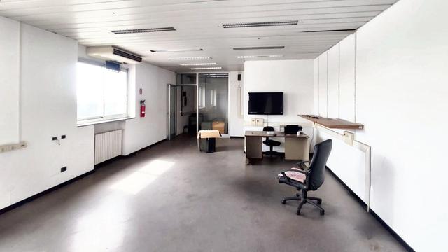 #23582 Ampio ufficio con posti auto e depositi in vendita - foto 12