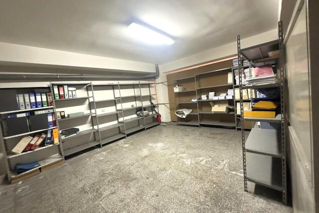 Magazzini in vendita