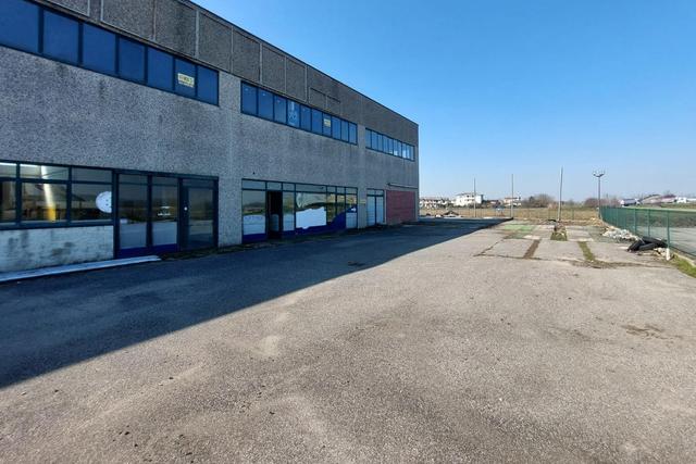 #25773 Capannone su due livelli con ampia area esterna in vendita - foto 18