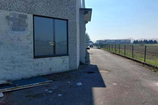#25773 Capannone su due livelli con ampia area esterna in vendita - foto 6