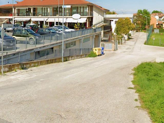 Magazzini in vendita