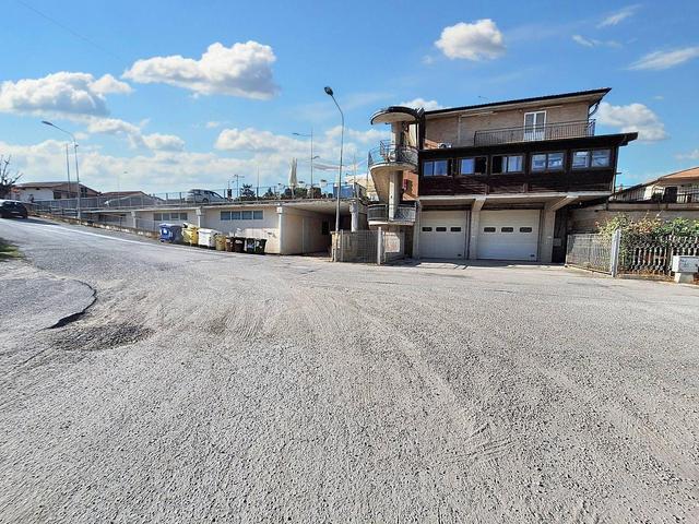 Magazzini in vendita
