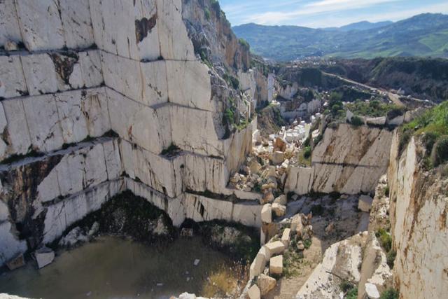 #2638072 Cava dismessa in zona marmifera in vendita - foto 1