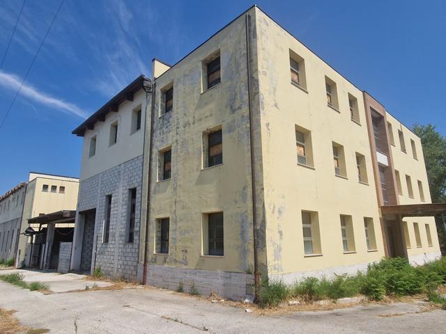 #2536978 Capannone commerciale con area pertinenziale in vendita - foto 2