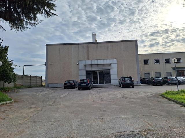 #26204 AFFITTO – capannone con ampio piazzale e parcheggio in vendita - foto 2