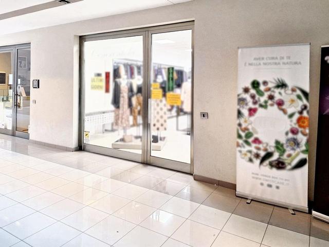 #22970 Locale commerciale con due garage in vendita - foto 1