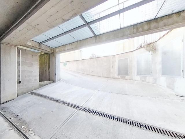 #22970 Locale commerciale con due garage in vendita - foto 2