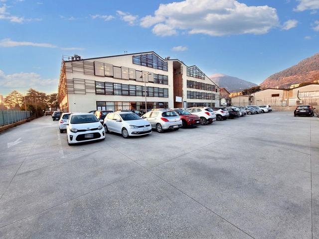 #22970 Locale commerciale con due garage in vendita - foto 4